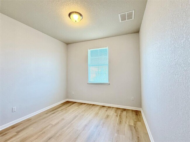 Building Photo - 306 Naset Dr