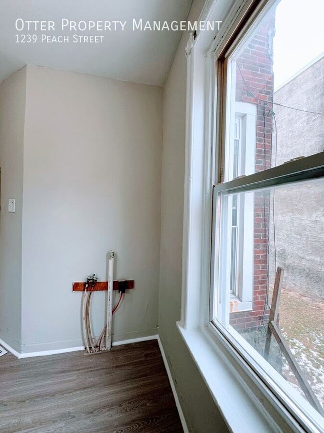 Building Photo - 2BR/1BA Apartment with Spacious Living roo...