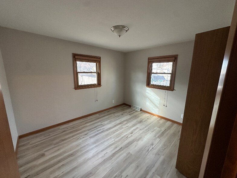 Building Photo - 3019 S Prairie Ave