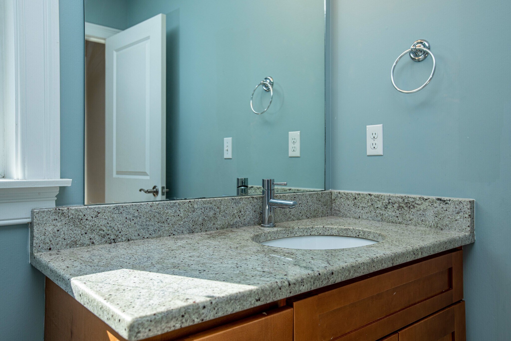 Building Photo - 8 Summer Hill Cir