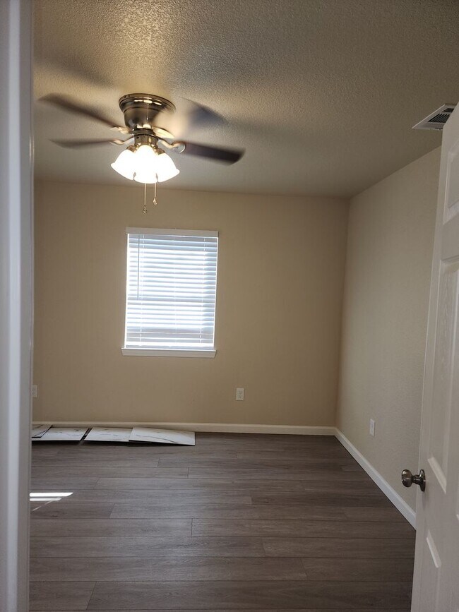 Building Photo - 2 Bedroom 1 Bath with Washer and Dryer Hook-ups