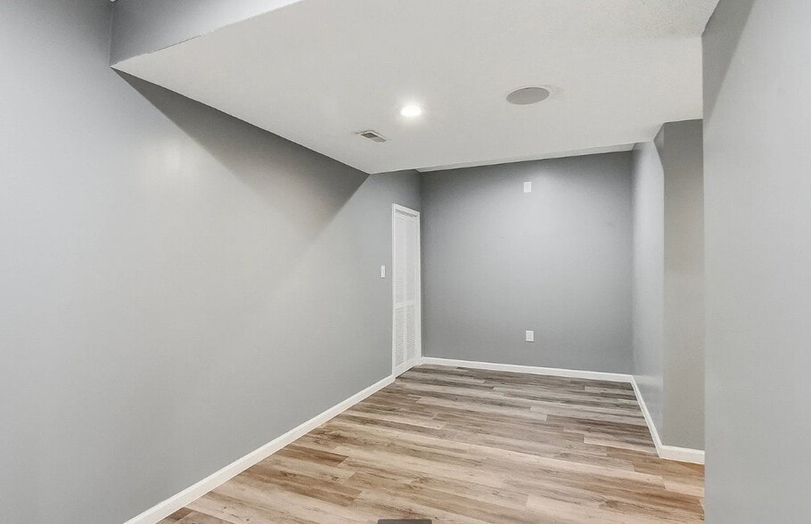 Building Photo - 18602 Leavenworth St