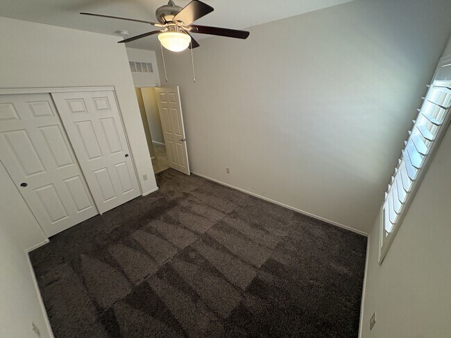 Building Photo - 4 bedroom plus Den 3 car garage with sparkling pool Vail School District