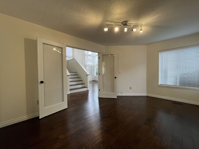 Building Photo - Grand 5 Bedroom Home Featuring 19ft Ceilings, Family Room & Main-Level Suite