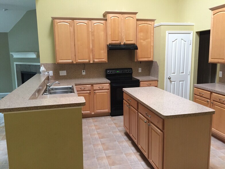 Building Photo - 1000 Warbler Ln