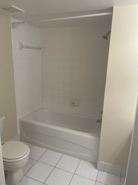 guest bath tub and shower - 1250 Wildwood Lakes Blvd