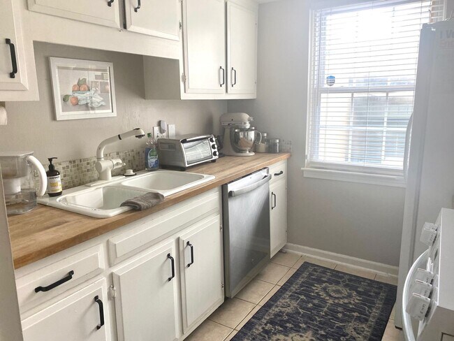 Building Photo - 2 Bed, 1.5 Bathroom Townhome with 2 Vehicle Carport