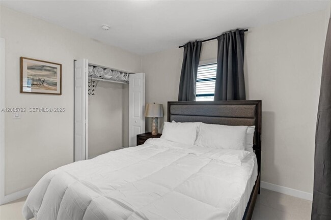 Building Photo - 1075 NE 12th Ave