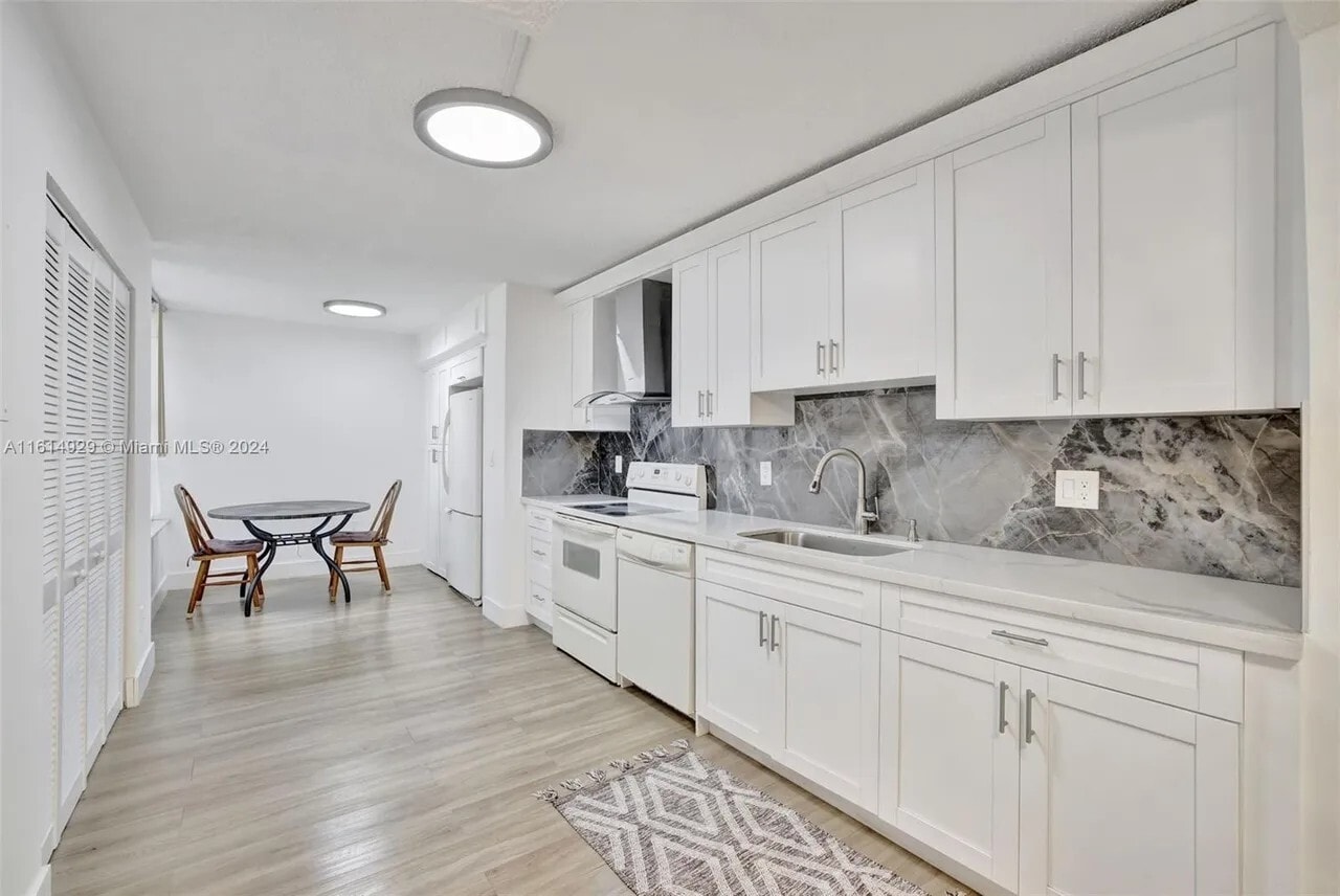 Building Photo - 900 NE 195th St