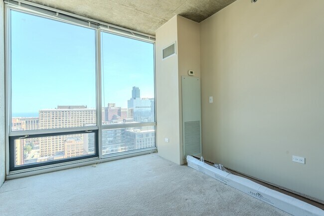 Building Photo - 611 S Wells St