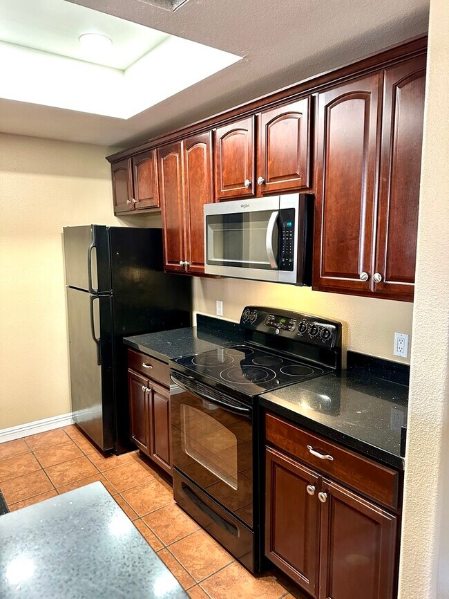 Building Photo - Stunning and spacious Portofino condo at Lakewood.