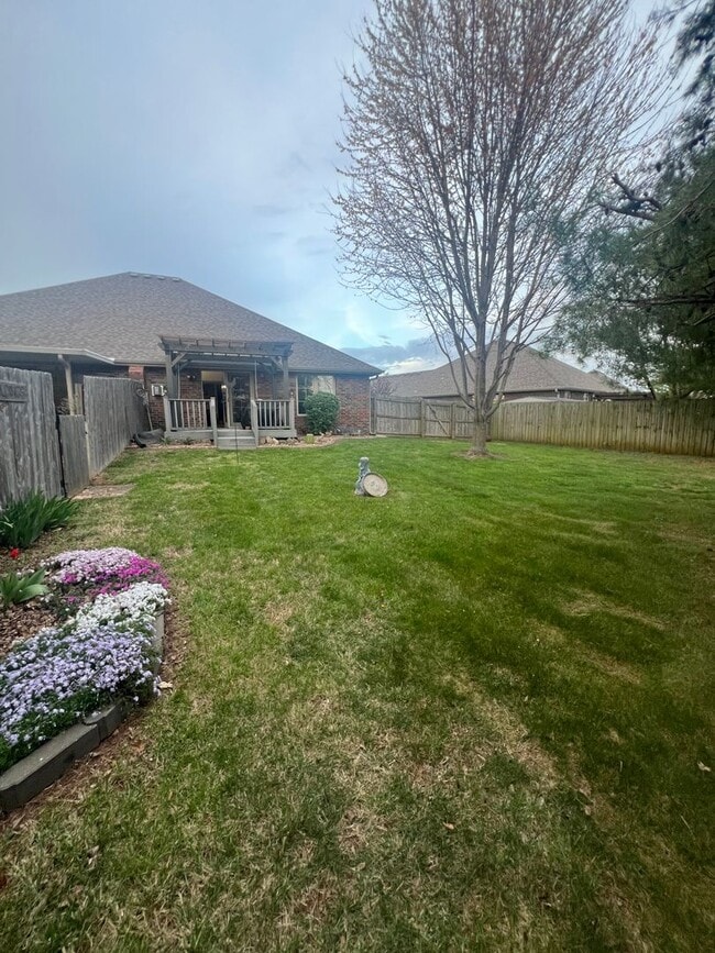 Building Photo - 2 bedroom/2 bath townhouse with 2 car garage