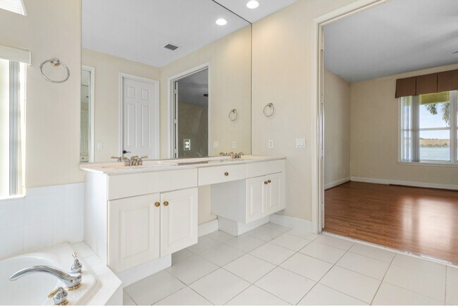 Building Photo - 10250 NW 60th Pl
