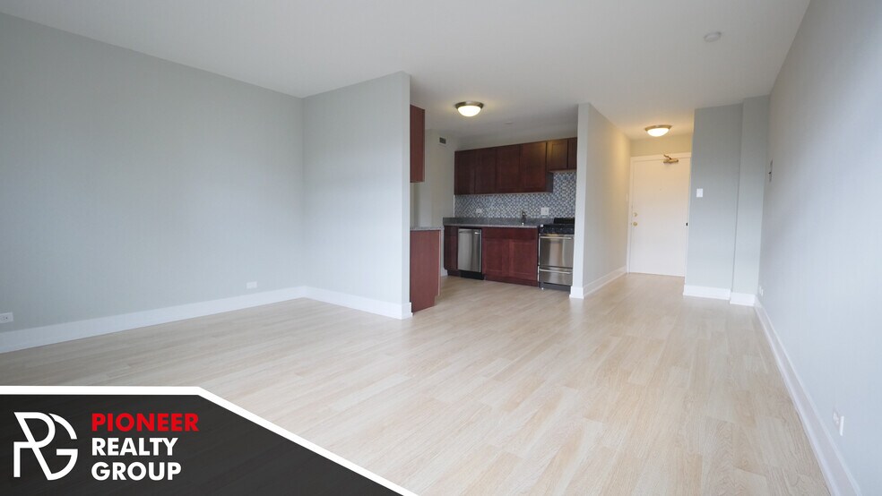 Building Photo - 429 W Wellington Ave