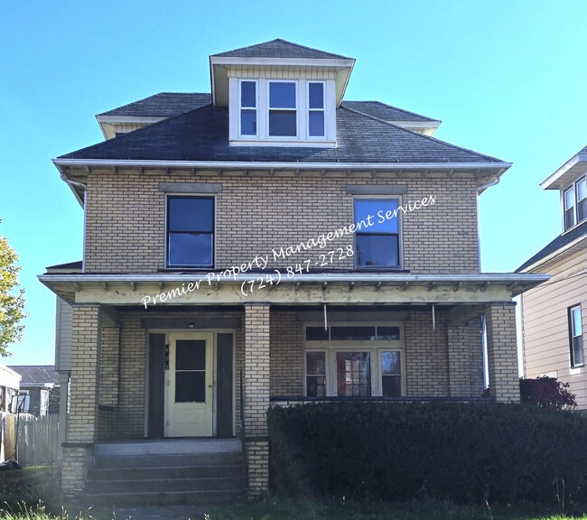 Primary Photo - 922 Winslow Ave