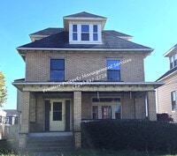 Building Photo - 922 Winslow Ave