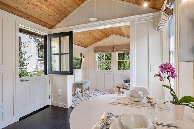 Building Photo - High end, fully furnished (or unfurnished) pair of cottages in Downtown Mill Valley! PROGRESSIVE