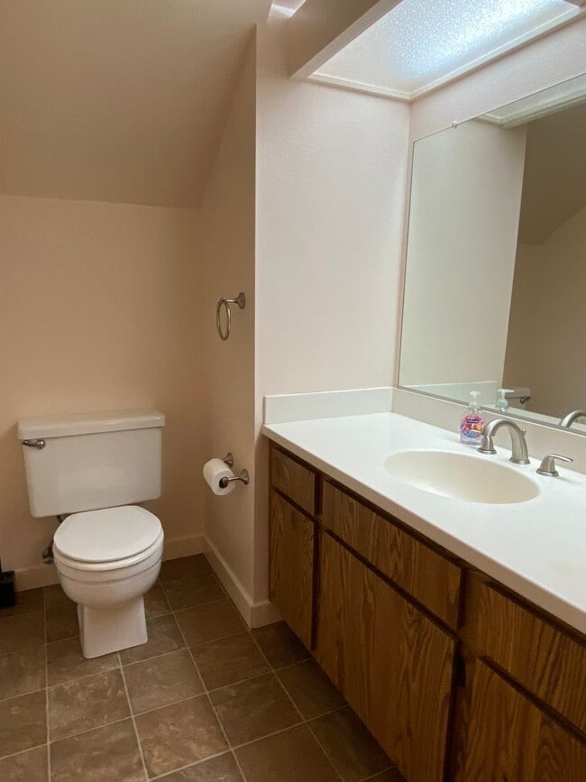 Building Photo - Irvine: 2-story townhome with attached 2 c...