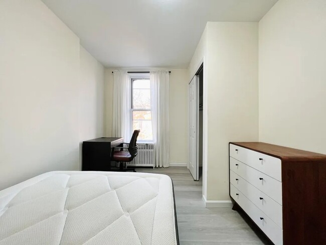 Building Photo - Furnished room/NOT APARTMENT