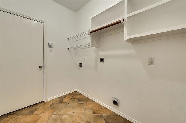 Building Photo - 9304 Regal Oaks Dr