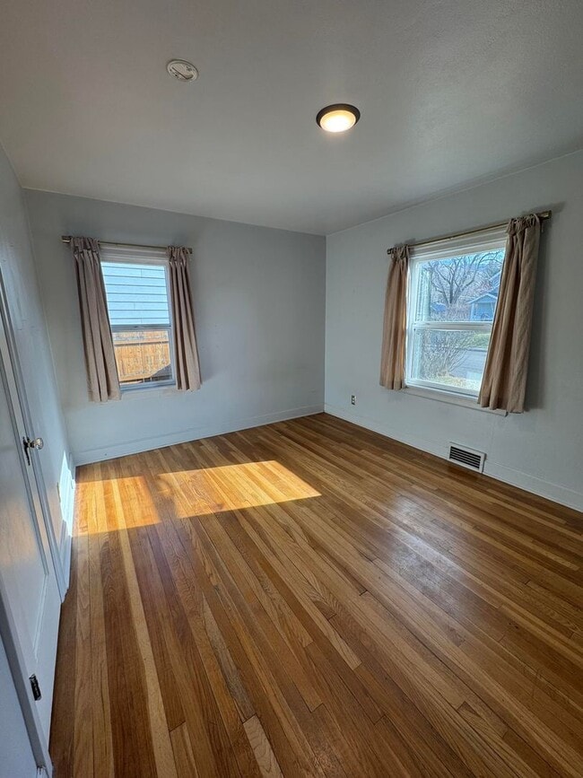 Building Photo - Charming University District Home - 4 Bedrooms, 2 Bathrooms