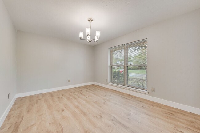 Building Photo - **Modern Elegance Meets Prime Location in Farmers Branch**