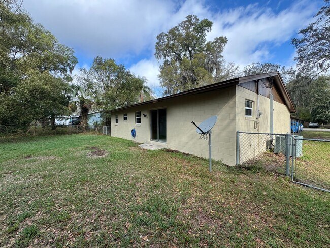 Building Photo - Charming 4 Bedroom, 1 Bathroom Home in Orange City!!
