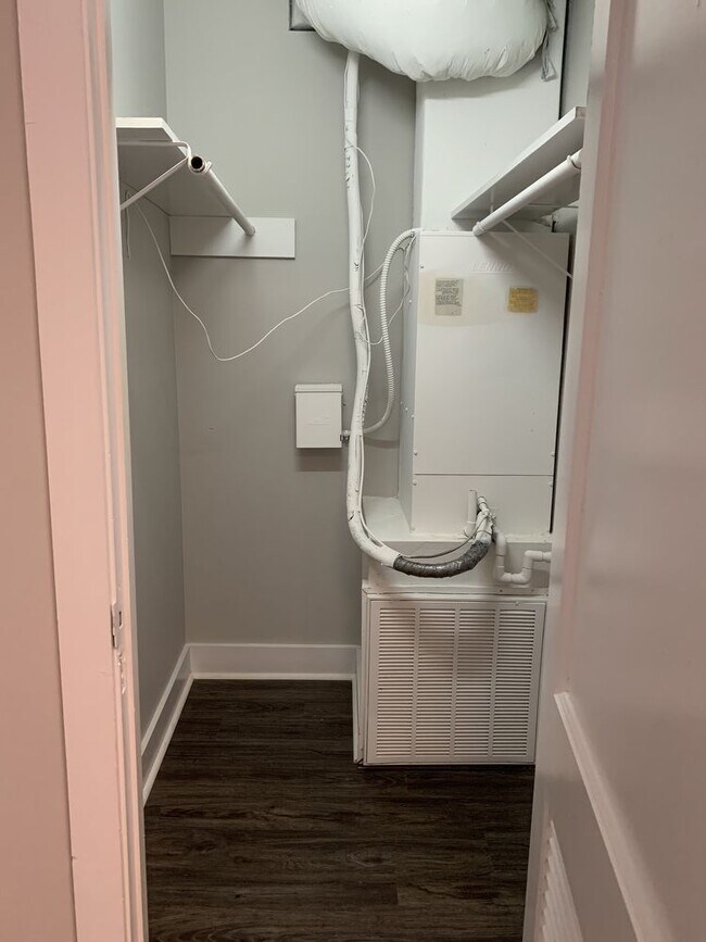 Building Photo - 2 Bedroom 1  Bath Apartment