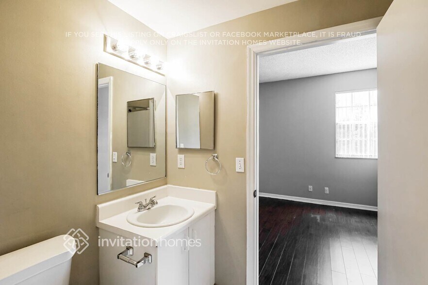 Building Photo - 1136 Sorrento Dr