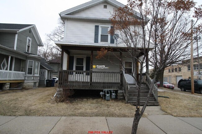 Building Photo - Large 3 - Bedroom Duplex in Oshkosh
