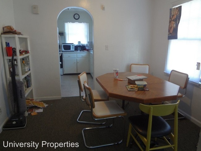 Building Photo - 5 br, 2 bath Room For Rent - 2901 Avondale