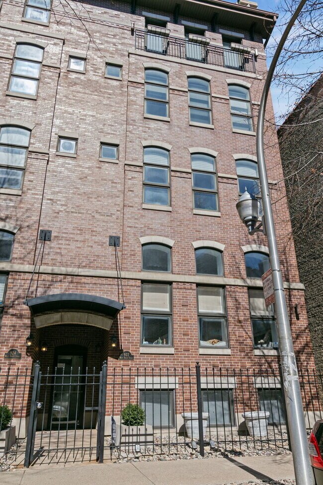 Building Photo - 922 W Dakin St