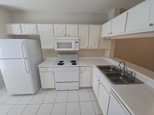 Building Photo - 2-Bedroom, 2.5-Bathroom Townhouse in Zephyrhills