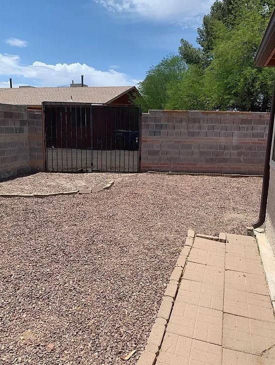 Building Photo - 1474 E Hedrick Dr