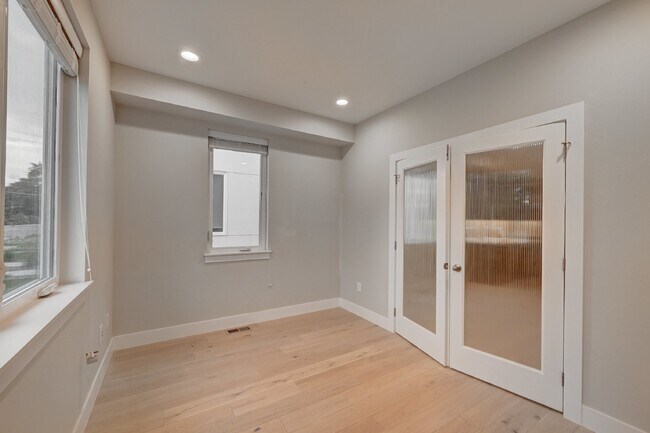 Building Photo - $3,900 - 4 Bed, 3.5 Bath Updated Townhome ...