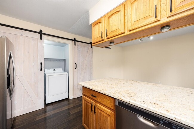 Building Photo - 2 bedroom 3 bath Updated townhome in Lakewood!