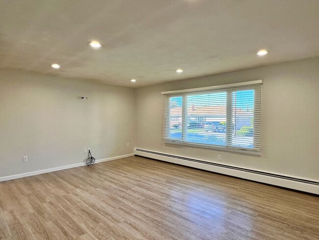 Building Photo - Soprano Duplex