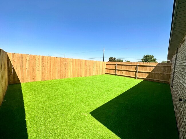 Building Photo - Indulge in Luxury: Upscale 3-Bedroom Duplex for Rent in Coveted Harvest Neighborhood