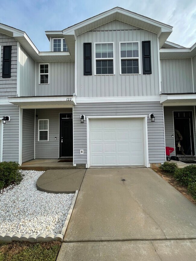 Building Photo - *** MOVE IN SPECIAL! Half OFF 1st Month's Rent!