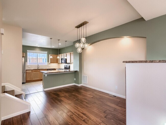 Building Photo - 2 Bedroom Townhome in Denver