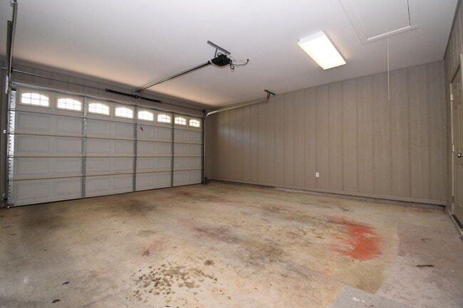Building Photo - Spacious 3 Bedroom, 2 Bath Home