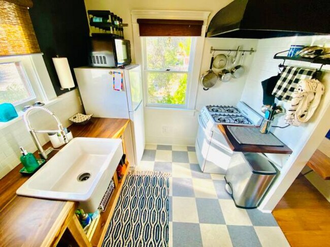 Building Photo - 2910 Grape Street