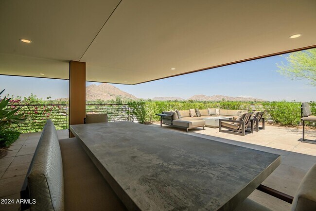 Building Photo - 7117 E Rancho Vista Dr