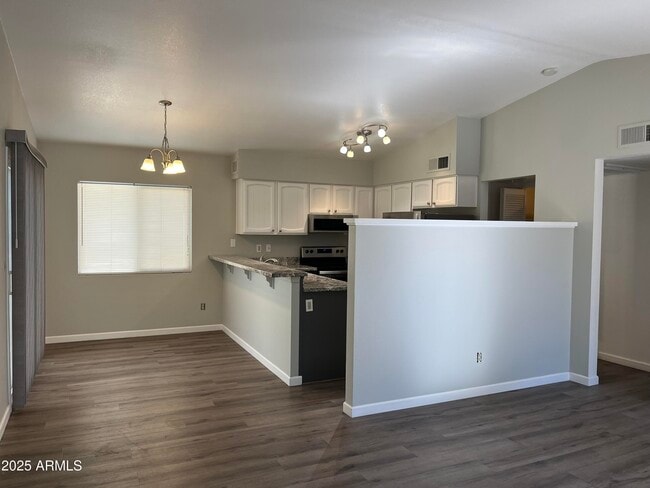 Building Photo - 3320 S Parkside Dr