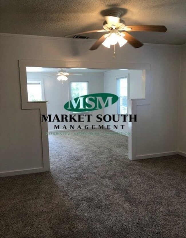 Building Photo - NEWLY RENOVATED 2 BEDROOM HOME IN GARDEN CITY