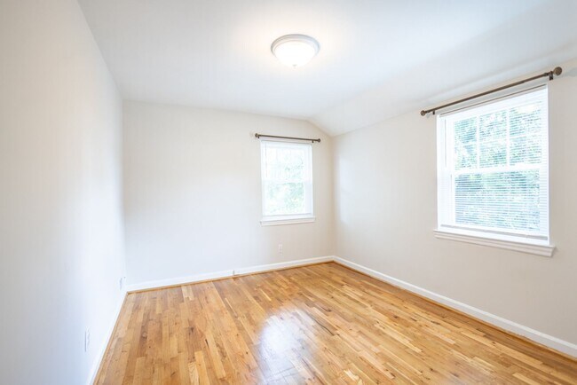 Building Photo - Charming  3 BR/1 BA Single-Family Home in ...