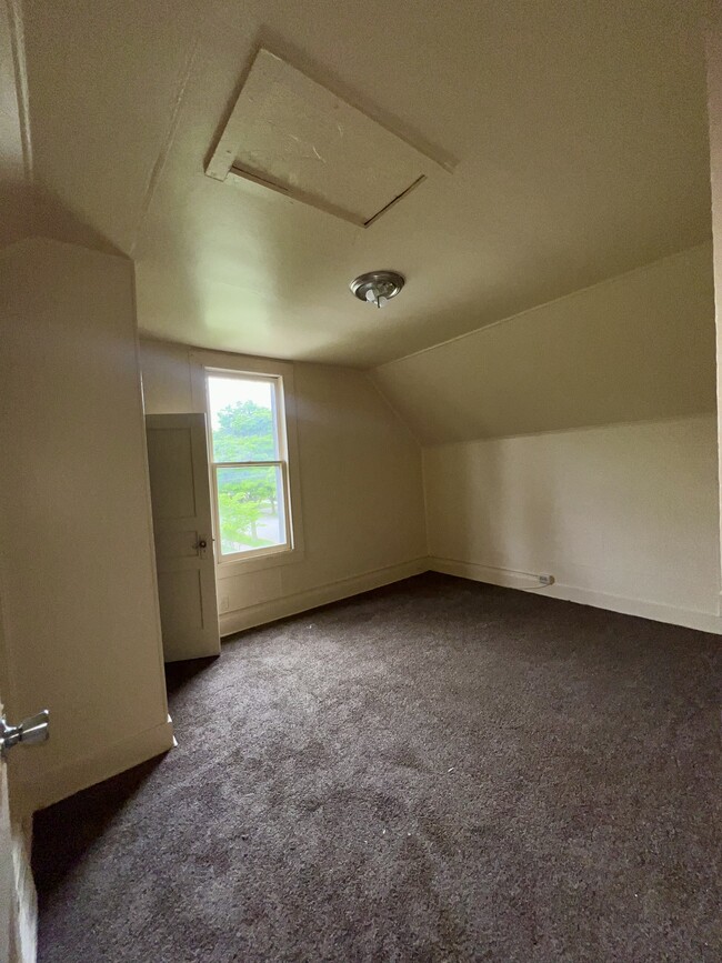 Building Photo - 1037 W Wright St