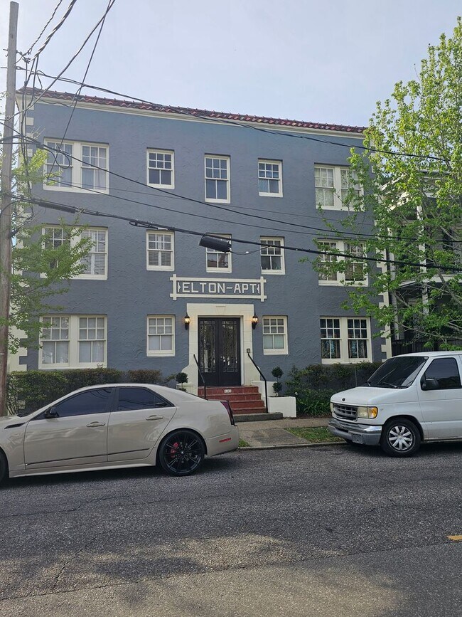 Building Photo - Uptown 1 Bedroom, 1 Bath, Swimming Pool, 1 block from St. Charles