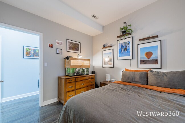 Building Photo - 1733 N Artesian Ave