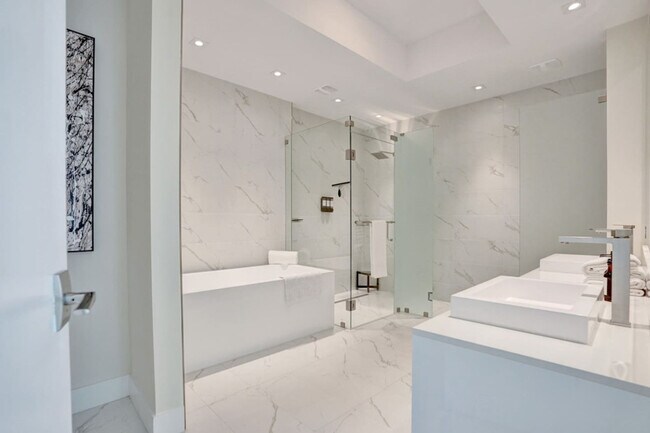 Building Photo - 3100 N Ocean Dr